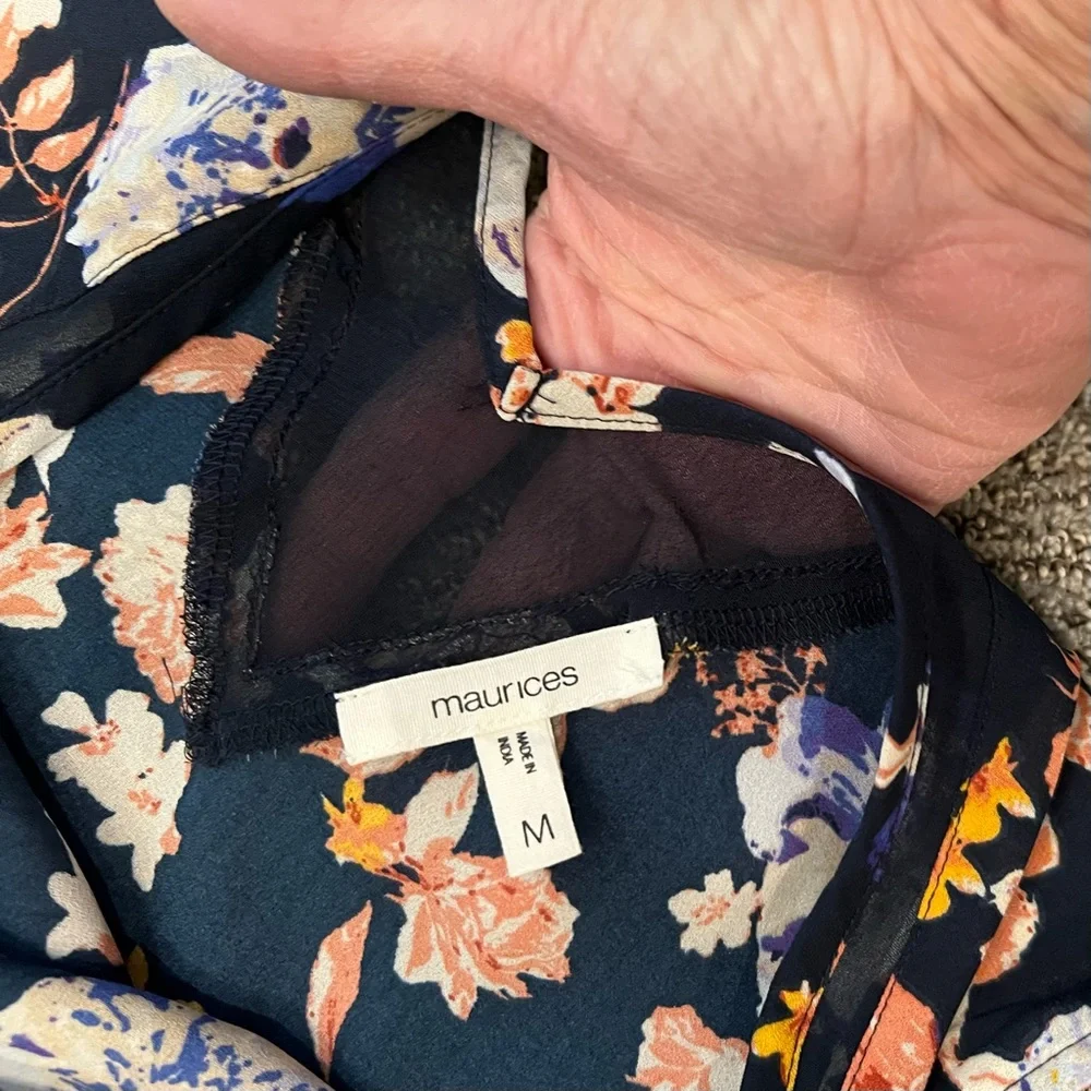 NWOT - MAURICES Dark Navy Floral Dressy V-Neck Sleeveless Top in Size M - Picture 4 of 9